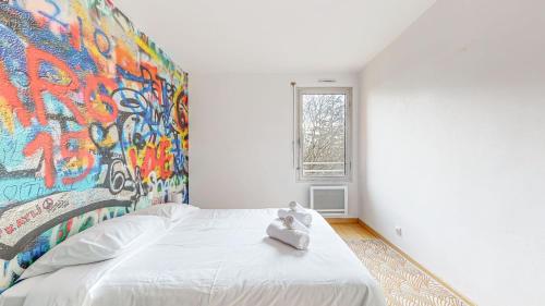 - une chambre avec un lit blanc orné d'une peinture murale dans l'établissement HIPPODROME - Piscine - Parking Free - Métro, à Toulouse