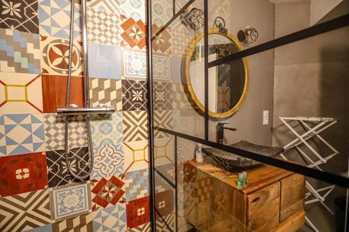 La salle de bains est pourvue d'un lavabo et d'un mur en mosaïque. dans l'établissement HIPPODROME - Piscine - Parking Free - Métro, à Toulouse