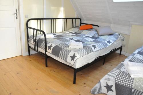 a bedroom with a bed with a black and white comforter at House near to Schönbrunn - Free Parking - 24-7 Check in - 8 Person in Vienna