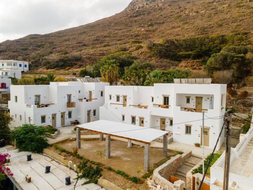 un bâtiment blanc avec un banc devant lui dans l'établissement Soil Amorgos, à Katápola