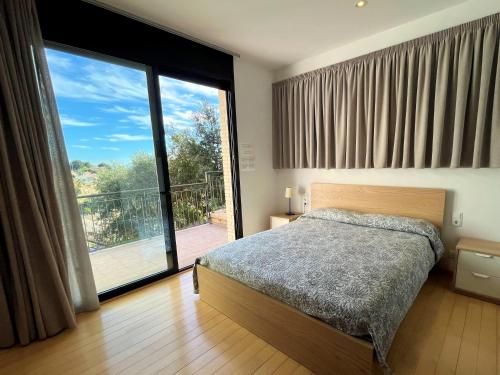1 dormitorio con cama y ventana grande en Villa de lujo con vistas al mar y piscina privada, en Santa Susanna