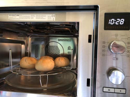 a microwave with some bread inside of it at Eco-lodge locatie Dalfsen in Dalfsen