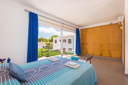 アス・マルカダルにあるVilla Garbo by Villa Plusのベッドと大きな窓のある寝室