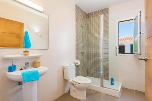 アス・マルカダルにあるVilla Garbo by Villa Plusのバスルーム(洗面台、シャワー付)