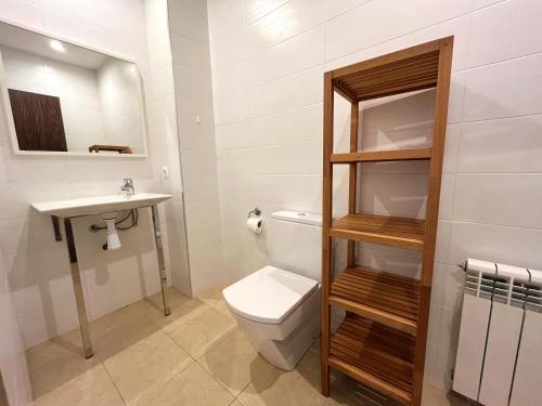 La salle de bains est pourvue de toilettes et d'un lavabo. dans l'établissement Villa de lujo con vistas al mar y piscina privada, à Santa Susanna