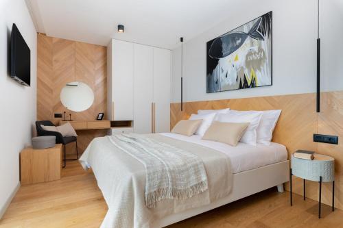 Un dormitorio con una gran cama blanca y un escritorio. en Villa rOvni, en Ravni