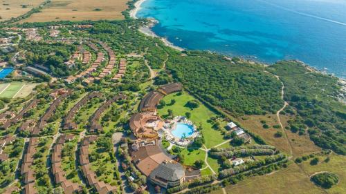 una vista aerea di un parco vicino all'oceano di Sant'Elmo Beach Hotel a Castiadas