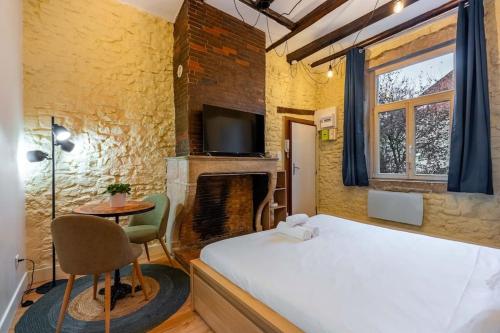 - une chambre avec un grand lit et une cheminée dans l'établissement Le Cocon de Claudie, à Nancy