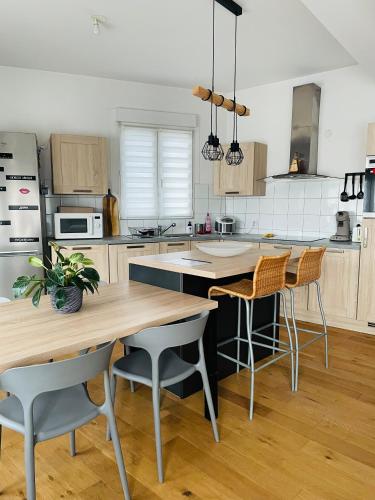- une cuisine avec une table en bois et des chaises dans l'établissement Angle 95, à Lille