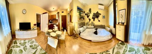 sala de estar amplia con sofá y mesa en Benett apartman en Budapest