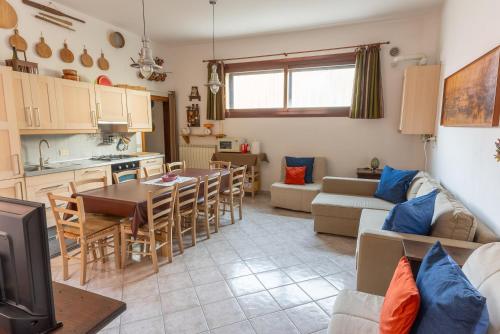 a living room with a kitchen and a dining room at Casa Aprilia by Ca-Sa Check in Pellestrina
