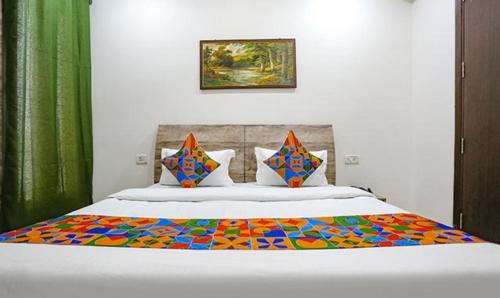 ein Bett mit einer bunten Decke darüber in der Unterkunft FabExpress Premium Room I in Neu-Delhi