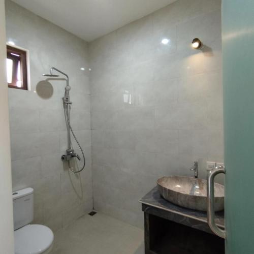 a bathroom with a sink and a toilet at Jukung Dive Resort Bali PENIDA in Nusa Penida
