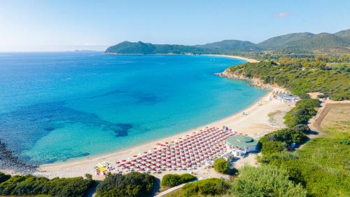 z powietrza widok na plażę i ocean w obiekcie Sant'Elmo Beach Hotel w mieście Castiadas