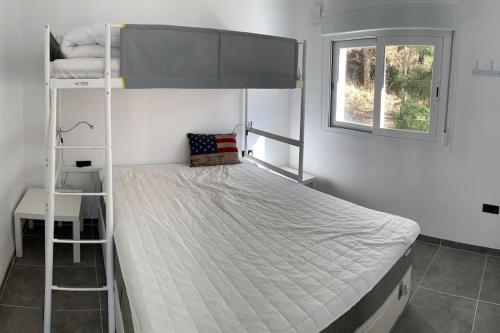 1 Schlafzimmer mit 2 Etagenbetten und einem Schreibtisch in der Unterkunft APARTAMENTO PRECIOSO SOL Y SIERRA in Sierra Nevada