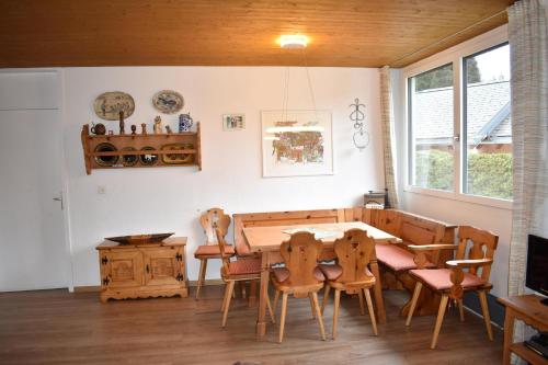 ヴァルベラにあるGentiana (463 Li) 4-ZWのダイニングルーム(木製テーブル、椅子付)