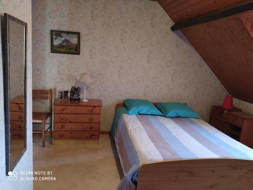 une chambre avec un lit et une commode dans l'établissement La case, à Arros-de-Nay