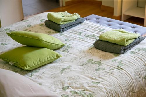 un letto con tre cuscini sopra di Moulin de Gaubourg a Saint-Mélaine-sur-Aubance