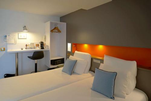 Una cama o camas en una habitación de Hôtel Best Western The Wish Versailles