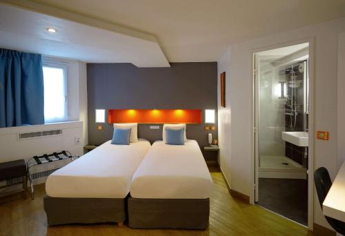 Una cama o camas en una habitación de Hôtel Best Western The Wish Versailles