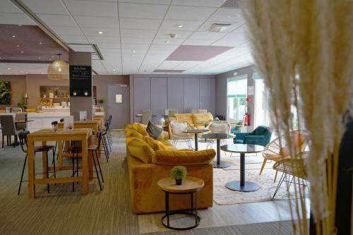 Un lugar para sentarse en Hôtel Best Western The Wish Versailles