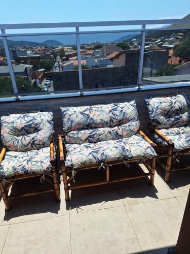 two chairs sitting on top of a balcony at Residencial Flat do Pontal in Arraial do Cabo