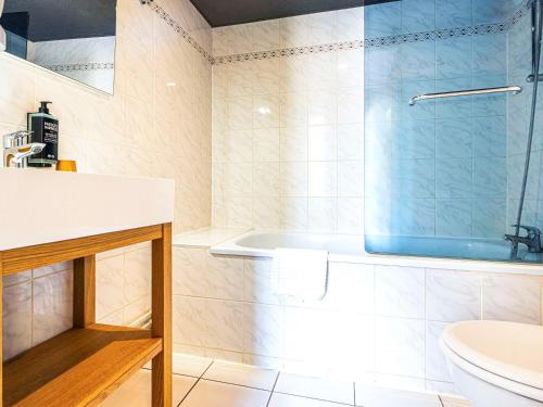 La salle de bains est pourvue d'une baignoire, de toilettes et d'un lavabo. dans l'établissement ibis Styles Moulins Centre, à Moulins