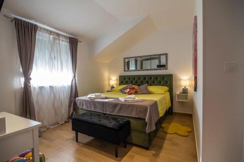 een slaapkamer met een bed, een spiegel en een raam bij Villa in Omiš inland/4 stars+heated pool in Nova Sela