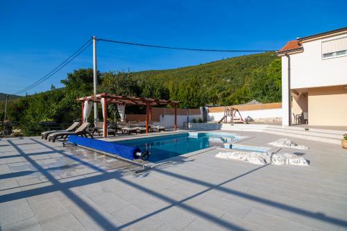 Πισίνα στο ή κοντά στο Villa in Omiš inland/4 stars+heated pool
