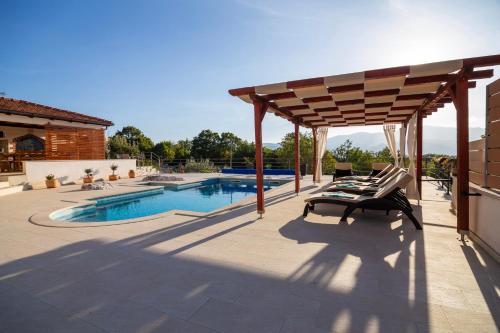 Villa in Omiš inland/4 stars+heated pool