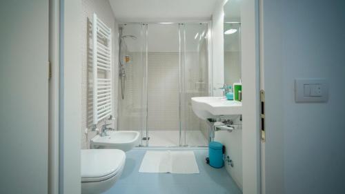 uma casa de banho com um WC, um lavatório e um chuveiro em B&B PIEDICASTELLO em Trento