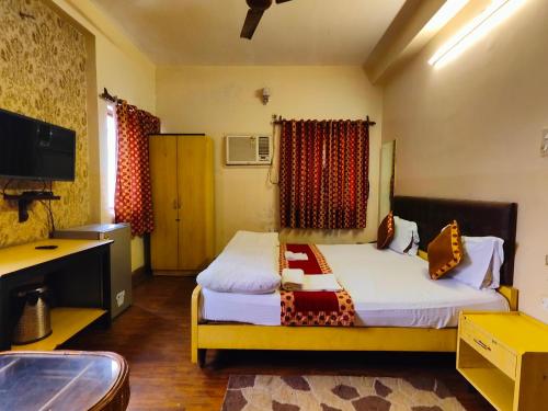 um quarto com uma cama e uma banheira em AMIT HOTEL em Calcutá