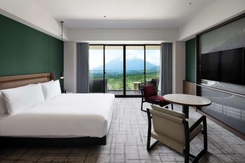 Una cama o camas en una habitación de Fuji Speedway Hotel, in The Unbound Collection by Hyatt