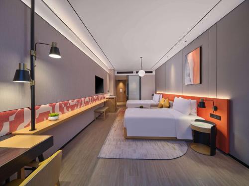 Postel nebo postele na pokoji v ubytování Hilton Garden Inn Xiamen Tong'An