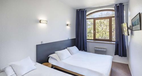 アヌシーにあるSure Hotel by Best Western Annecyのベッド、窓、ソファが備わる客室です。