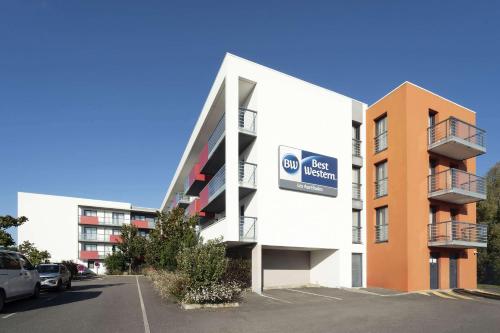 un bâtiment avec une enseigne sur le côté dans l'établissement Best Western Les Aureliades Saint Nazaire, à Trignac
