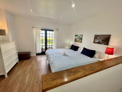 a bedroom with a large bed and a window at LINDA PRAIA in Consolação