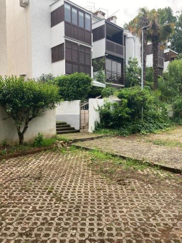 una calle vacía delante de un edificio en Porat, en Poreč