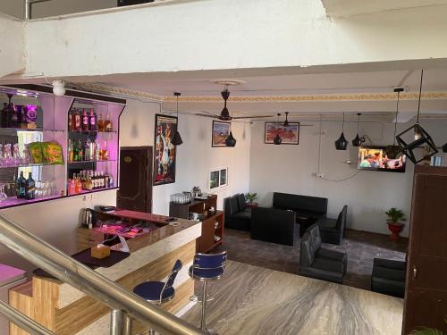 un bar en una habitación con barra en Hotel Kavya Inn en Bharatpur