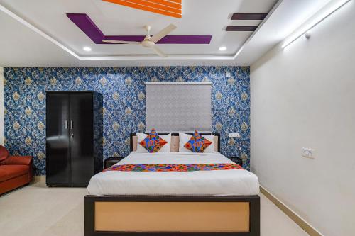 - une chambre avec un lit et un plafond dans l'établissement FabHotel Sri Karthikeya Grand, à Hyderabad