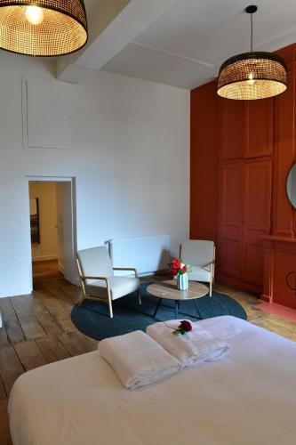 Ένα ή περισσότερα κρεβάτια σε δωμάτιο στο Les Chambres du Cloître