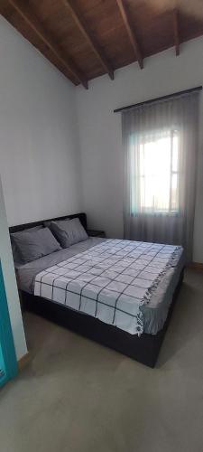 a bedroom with a large bed with a window at Bella Casetta Guest House in Mağusa
