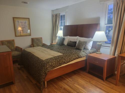 um quarto com uma cama grande e 2 janelas em Sheppard em Washington