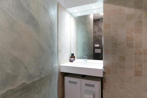 La salle de bains est pourvue d'un lavabo et d'un miroir. dans l'établissement Les Lumières - Charmant T2 au cœur de Nantes, à Nantes