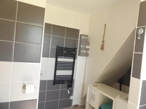 een badkamer met een trap met een douche en een spiegel bij Petite maison avec terrasse et piscine in Beaucaire