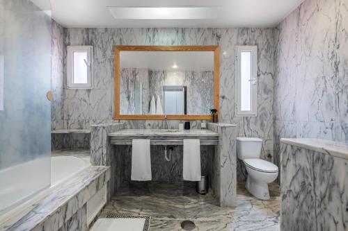 La salle de bains est pourvue d'une baignoire, d'un lavabo et de toilettes. dans l'établissement Villa Magnólia, à Funchal