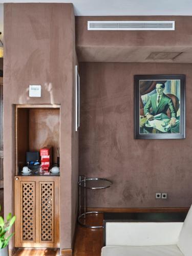 a room with a painting of a man on the wall at Hôtel particulier Le DOGE - Relais & Châteaux in Casablanca