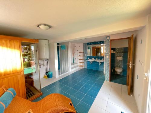 Hrabětice的住宿－U弗薩斯酒店，客房铺有蓝色瓷砖地板,设有浴室。