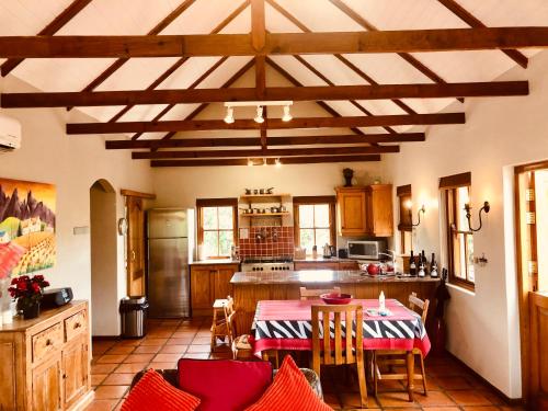 - une cuisine avec une table et des chaises dans la chambre dans l'établissement Dunstone Estate, à Wellington