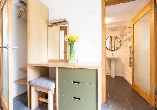bagno con tavolo da trucco e vaso di fiori di Y Stabl - perfect for two a Saint Dogmaels